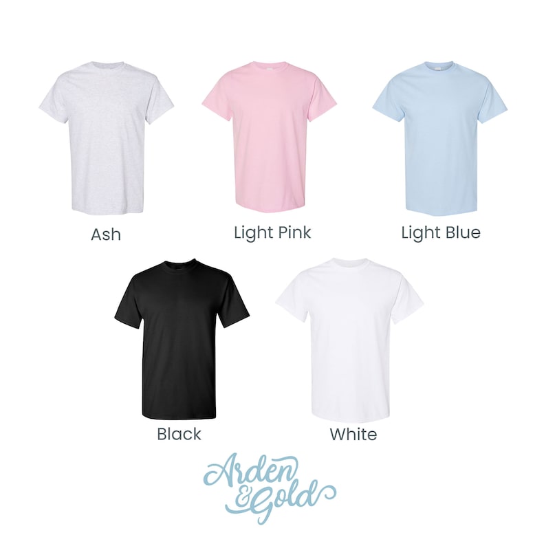 K&ouml;nnte beinhalten: F&uuml;nf T-Shirts in verschiedenen Farben: Asche, Hellrosa, Hellblau, Schwarz und Wei&szlig;. Die T-Shirts sind alle im gleichen Stil, mit einem Rundhalsausschnitt und kurzen &Auml;rmeln. Die T-Shirts sind in einem Raster angeordnet, wobei das Asche-T-Shirt oben links, das Hellrosa-T-Shirt oben in der Mitte, das Hellblaue-T-Shirt oben rechts, das Schwarze-T-Shirt unten links und das Wei&szlig;e-T-Shirt unten in der Mitte liegt. Die T-Shirts sind alle leer, ohne Designs oder Text.