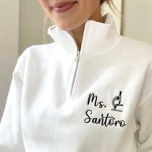 Gepersonaliseerde mini-microscoop leraar sweater met kwartrits | Leraarcadeau | Afstuderen leraar | Waardering van de leraar