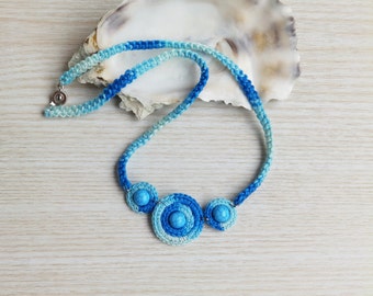 Turkooisblauwe katoenen gehaakte ketting, handgemaakte textielsieraden, gehaakte ketting van vezels