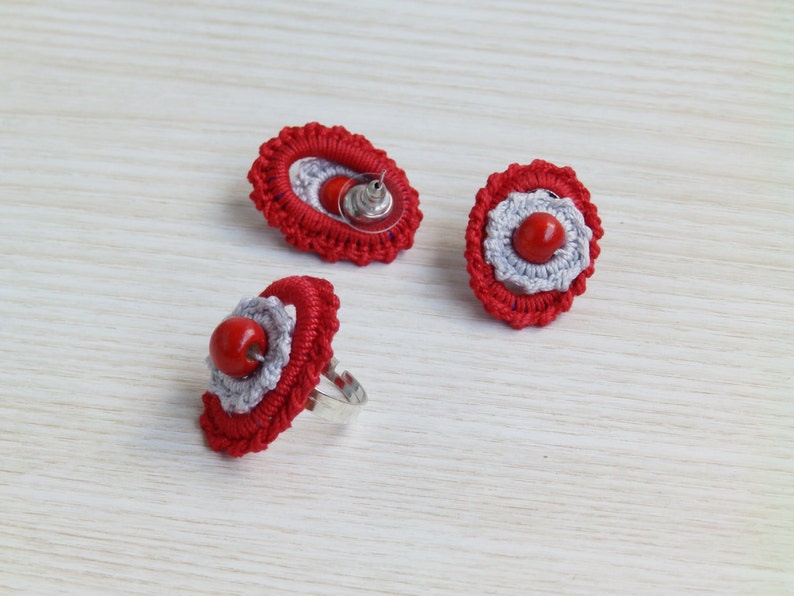 Crochet Red Gray Fiber Ellipse Ring and Stud Earrings Wooden Beads, Crochet Textile Jewelry Set image 4