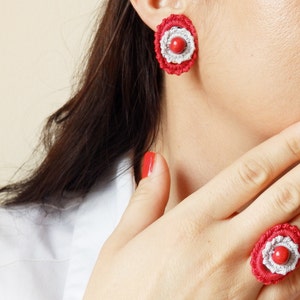 Crochet Red Gray Fiber Ellipse Ring and Stud Earrings Wooden Beads, Crochet Textile Jewelry Set image 5