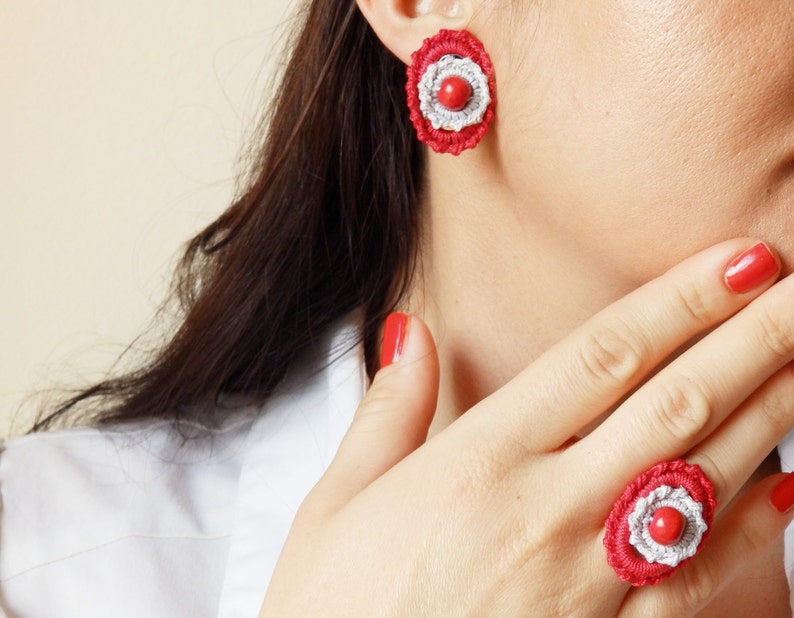 Crochet Red Gray Fiber Ellipse Ring and Stud Earrings Wooden Beads, Crochet Textile Jewelry Set image 5