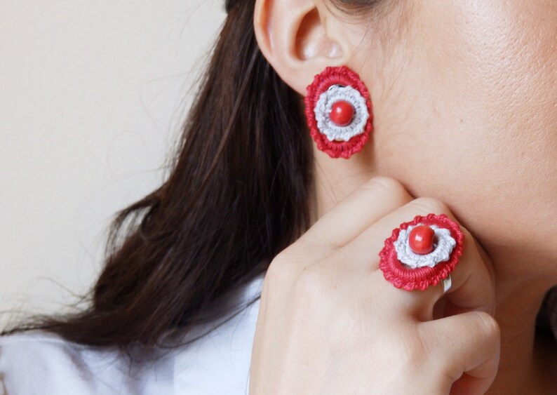 Crochet Red Gray Fiber Ellipse Ring and Stud Earrings Wooden Beads, Crochet Textile Jewelry Set image 2