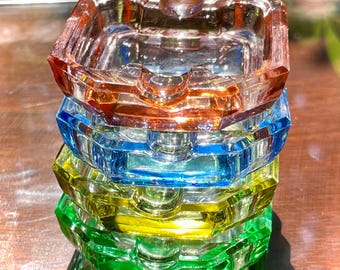 Ceniceros de cristal de colores en miniatura de Checoslovaquia de 1930, estilo Art Déco vintage, vidrio de la época de la Gran Depresión.