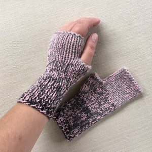 Gants de chauffe-bras tricotés à la main pour femmes, Mitaines sans doigts dhiver, Chauffe-mains en laine, Chauffe-poignets tricotés, Gants sans doigts roses et gris image 2