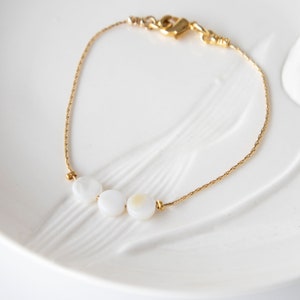 Delicate pearl bracelet - Mother of Pearl bracelet - Ivory pearl bracelet for bride - bracelet femme - Pearl bead bracelet - MOP bracelet