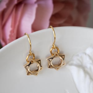 Gold Dainty Star of David Earrings, Tiny Dangling Gold Magen David Earrings, Unique Modern Jewish Judaica Jewelry, Gift for Mom, Jewish Gift