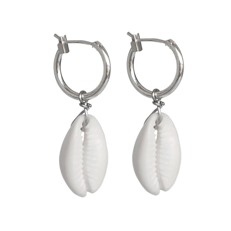 Pendientes de aro diminuto Pendientes de concha de cowrie Pendientes SeaShell Aros de plata Aros minimalistas Pendientes de plata Aros delicados Concha imagen 2