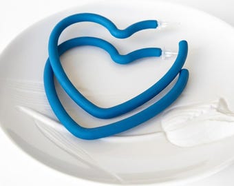 Großes Herz Creolen, Statement Creolen, Blaues Herz Ohrringe, Big Bold Creolen, klobige bunte Ohrringe, große Creolen