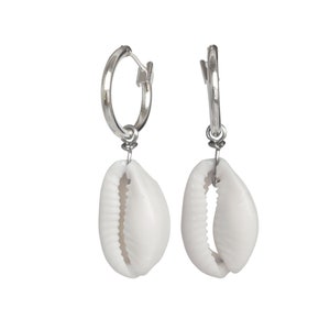 Pendientes de aro diminuto Pendientes de concha de cowrie Pendientes SeaShell Aros de plata Aros minimalistas Pendientes de plata Aros delicados Concha imagen 7