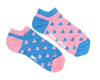 Calze san Valentino // Calze a cuore non corrispondenti di Little May Papery X Friday Sock Co \\ Regalo di San Valentino // calzini alla caviglia