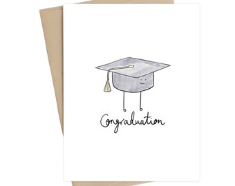 Puede incluir: Una tarjeta blanca con una ilustración dibujada a mano de un gorro de graduación con cara y piernas. El texto "Felicidades" está escrito debajo del gorro.