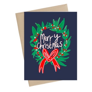 Puede incluir: Una tarjeta de Navidad azul marino con una corona verde y un lazo rojo. La corona tiene bayas blancas y el texto "Merry Christmas" en blanco.