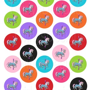 Könnte beinhalten: Ein Set mit 24 runden Aufklebern mit einem Karussellpferd in blau-rosa Design. Die Aufkleber sind in verschiedenen Farben, darunter rosa, blau, grün, rot, orange, schwarz und lila.