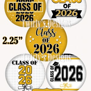 Könnte beinhalten: Eine Sammlung von Buttons zum Thema Abschlussfeier mit dem Text "Class of 2026". Die Buttons sind hauptsächlich gold und weiß, mit schwarzen Akzenten. Ein Button hat einen Durchmesser von 5,7 cm.