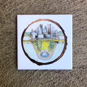 Pode incluir: Uma ilustra&ccedil;&atilde;o em aquarela de um horizonte da cidade com um parque e uma fonte em primeiro plano. A ilustra&ccedil;&atilde;o &eacute; emoldurada por um c&iacute;rculo marrom que se assemelha a um anel de &aacute;rvore.