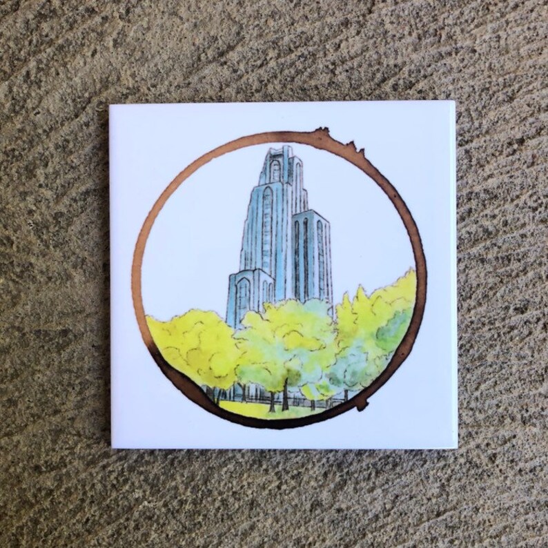 Pode incluir: Uma ilustra&ccedil;&atilde;o em aquarela de um pr&eacute;dio alto com um anel de caf&eacute; de cor cobre ao redor. O pr&eacute;dio &eacute; cercado por &aacute;rvores com folhas amarelas e verdes.