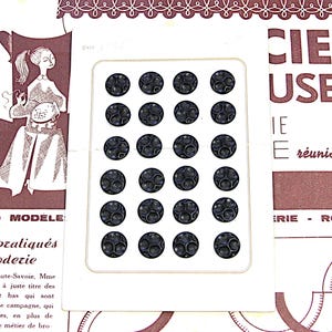 Cartão de botões pretos franceses vintage dos anos 1950, conjunto de papelão com 24 botões de plástico não utilizados, 1,4 cm, 1/2 ", França, material de costura, obras de arte