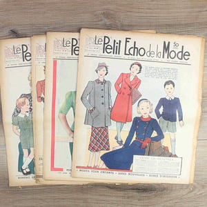 Può includere: Una collezione di quattro riviste vintage Le Petit Echo de la Mode con copertine in carta invecchiata color bianco sporco. La copertina presenta illustrazioni di persone con vari abiti, tra cui cappotti, gonne e completi, con il titolo chiaramente visibile.