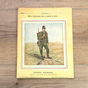 1890 年代のアンティークでユニークなフランスの学校練習教科書。愛国的な表紙のイラストが描かれており、手書きのカリグラフィーが素晴らしいです。