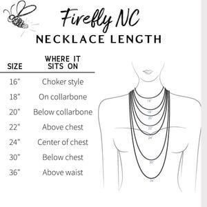 K&ouml;nnte beinhalten: Diagramm, das Halskettenl&auml;ngen zeigt, mit einer Frauensilhouette, die Halsketten in verschiedenen L&auml;ngen tr&auml;gt. Der Text lautet "Firefly NC NECKLACE LENGTH" und listet Gr&ouml;&szlig;en von 40.6 cm bis 91.4 cm auf, mit Beschreibungen wie "Choker-Stil" und "&Uuml;ber der Taille".