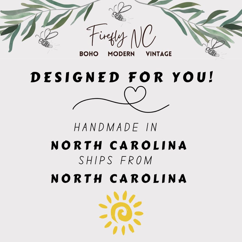 K&ouml;nnte beinhalten: Heller Hintergrund mit Text "Firefly NC" und den Worten "BOHO MODERN VINTAGE" darunter. Der Text "DESIGNED FOR YOU!" steht &uuml;ber "HANDMADE IN NORTH CAROLINA SHIPS FROM NORTH CAROLINA". Eine gelbe Sonnengrafik befindet sich unten.