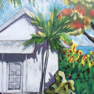 Pode incluir: Uma pintura pastel de uma casa branca com uma palmeira verde na frente. A casa tem uma porta branca com uma janela e um telhado branco. H&aacute; flores vermelhas e amarelas no fundo.
