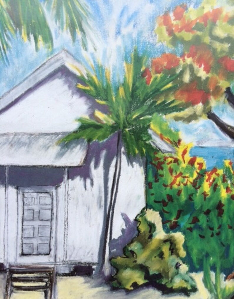 Pode incluir: Uma pintura pastel de uma casa branca com uma palmeira verde na frente. A casa tem uma porta branca com uma janela e um telhado branco. H&aacute; flores vermelhas e amarelas no fundo.