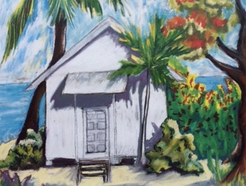 Pode incluir: Uma cabana branca com telhado cinza e uma &uacute;nica porta fica em uma praia de areia. Uma vegeta&ccedil;&atilde;o verdejante cerca a cabana, com palmeiras e uma &aacute;rvore vermelho-brilhante ao fundo. O oceano &eacute; vis&iacute;vel ao longe.