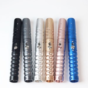 Puede incluir: Seis empu&ntilde;aduras de sable l&aacute;ser en diferentes colores: negro, gris, plateado, dorado, oro rosa y azul. Las empu&ntilde;aduras tienen un dise&ntilde;o texturizado y acanalado con un bot&oacute;n en el lateral.