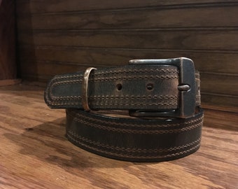 Cinturón de cuero desgastado
