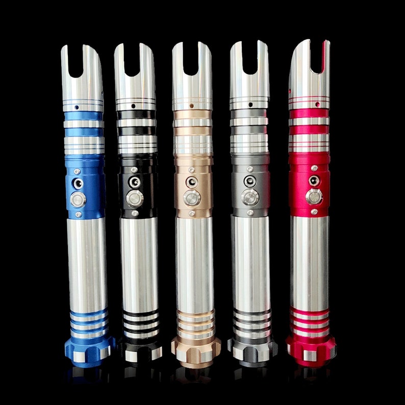 Puede incluir: Cinco empu&ntilde;aduras de sable l&aacute;ser en diferentes colores: azul, negro, dorado, gris y rojo. Cada empu&ntilde;adura tiene un dise&ntilde;o &uacute;nico y presenta un acabado met&aacute;lico plateado.