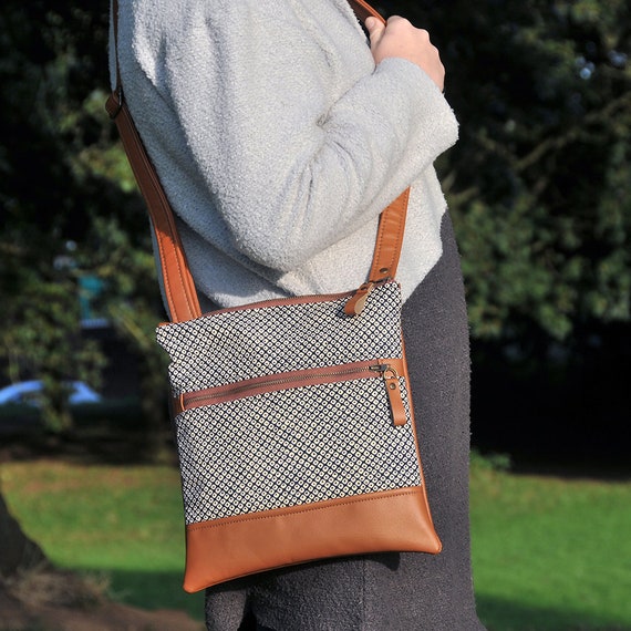 Cómo hacer un bolso/cartera  Handbag tutorial, Diy purse, How to make  handbags