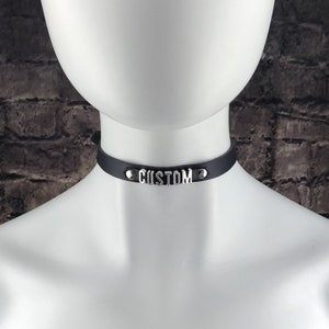 Ras de cou en cuir véritable Collier ras de cou en cuir noir avec lettres en métal Mot personnalisé image 1