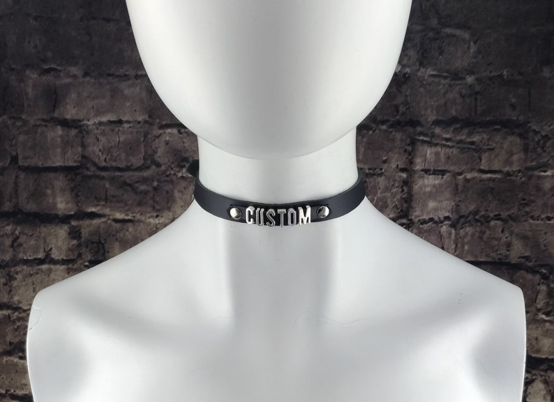 Ras de cou en cuir véritable Collier ras de cou en cuir noir avec lettres en métal Mot personnalisé image 1