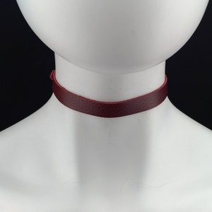 Dünner Choker aus echtem Leder - Kleines Choker Halsband aus Leder mit einem roten Lederband