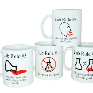 Może przedstawiać: Cztery białe ceramiczne kubki z czarnym tekstem i czerwonymi ilustracjami. Każdy kubek ma inną regułę laboratoryjną napisaną na nim. Reguły to: "Zasada laboratoryjna nr 1: Nigdy nie lizać łyżki." "Zasada laboratoryjna nr 2: Gorące szkło wygląda tak samo jak zimne szkło." "Zasada laboratoryjna nr 3: Jeśli nie wiesz, co robisz, zrób to przynajmniej starannie." "Zasada laboratoryjna nr 4: Szlochy i pipety nie mieszają się."