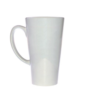 Op de afbeelding: Een witte keramische mok met een hoge, taps toelopende vorm en een groot handvat.