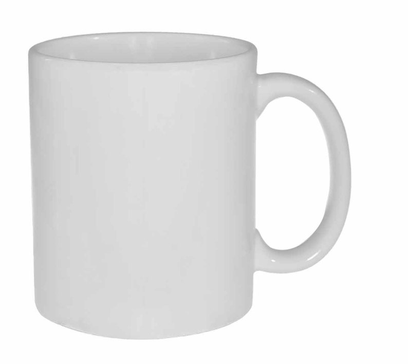 Op de afbeelding: Een eenvoudige witte keramische mok met een handvat. De mok is leeg.