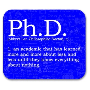 Puede incluir: Un cuadrado azul con fórmulas y símbolos científicos blancos. El texto "Ph.D." está en letras blancas grandes. El texto "[Abbrv: Lat. Philosophiae Doctor], n." está en letras blancas más pequeñas. El texto "1. un académico que ha aprendido más y más sobre menos y menos hasta que sabe todo sobre nada." está en letras blancas más pequeñas.