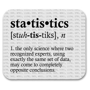 Pode incluir: Uma imagem em preto e branco com uma definição da palavra "estatísticas" e sua pronúncia. A definição diz: "A única ciência onde dois especialistas reconhecidos, usando exatamente o mesmo conjunto de dados, podem chegar a conclusões completamente opostas."