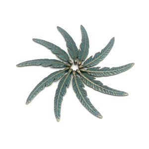 10 ciondoli in bronzo patinato verderame con piume di uccello da 40 mm #CH727