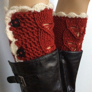 Gebreide Boot Toppers, Bootwarmers met knopen en gehaakte kant, Womens Boot Cuffs in Cranberry kleur of Selecteer kleur