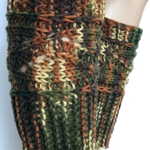 Peut inclure: Une paire de chauffe-jambes en tricot à motif camouflage avec du fil brun, vert et beige.