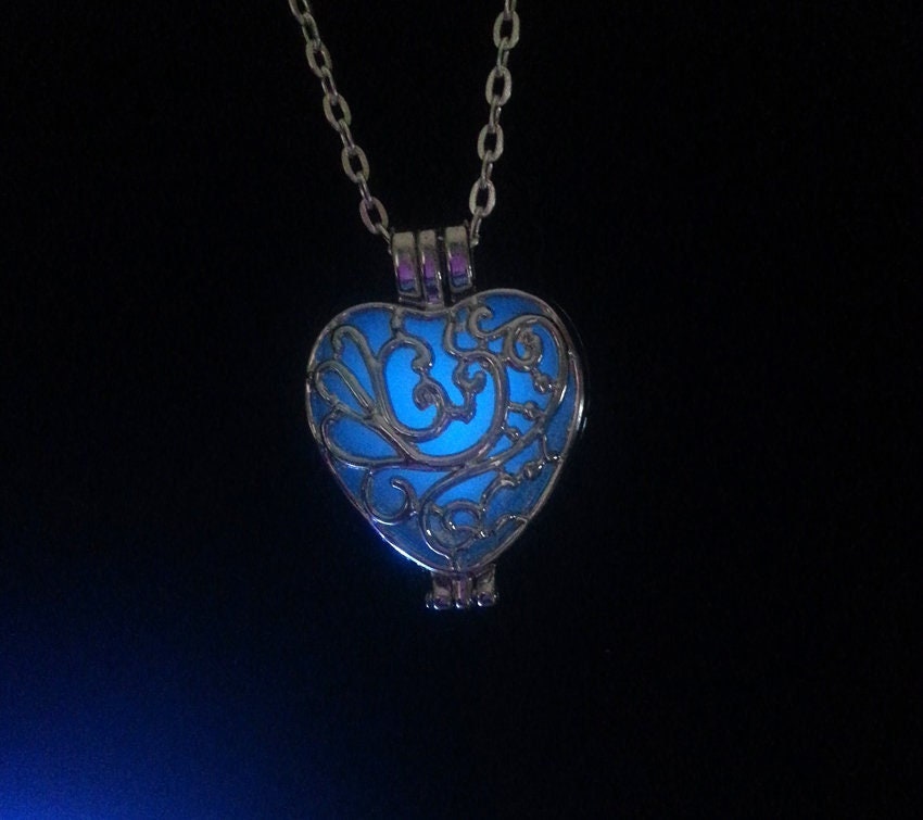 World of Warcraft Night Elf Necklace, Glow in the Dark Necklace, Elven  Necklace, Elven Jewelry, Glow in the Dark Jewelry: Winter Heart 