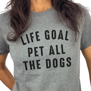 Objetivo de vida Pet todos os cães | Camisetas femininas – Camiseta engraçada para professores – Presente de dia das mães – Camisa para amantes de cães – Presente de irmã – Camiseta gráfica com letras