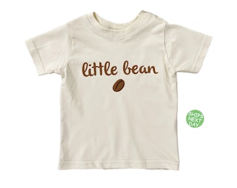 Camiseta de bebé con estampado de café Little Bean - Color natural, hecha a mano