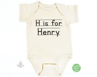 Body de bebé con inicial personalizada®: Body con nombre personalizado y camiseta para niño pequeño