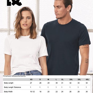 Puede incluir: Una mujer y un hombre modelan camisetas de manga corta. La mujer lleva una camiseta blanca y el hombre una camiseta azul marino. La imagen incluye una tabla de tallas con medidas de largo, ancho y contorno de cuello en cm.