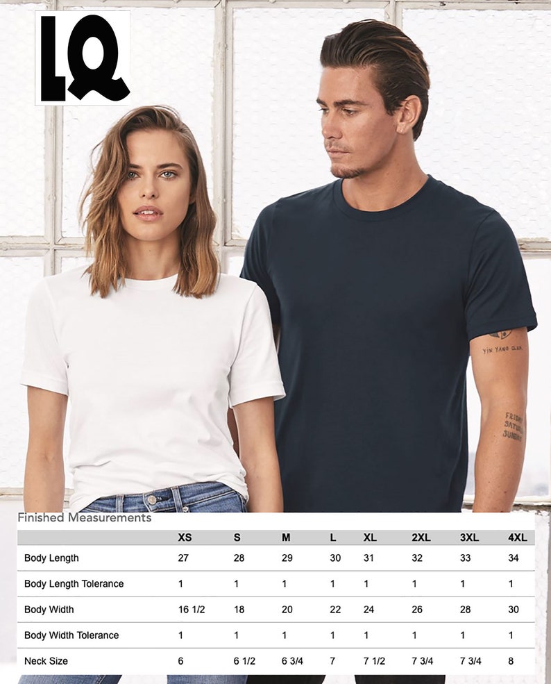 Puede incluir: Una mujer y un hombre modelan camisetas de manga corta. La mujer lleva una camiseta blanca y el hombre una camiseta azul marino. La imagen incluye una tabla de tallas con medidas de largo, ancho y contorno de cuello en cm.